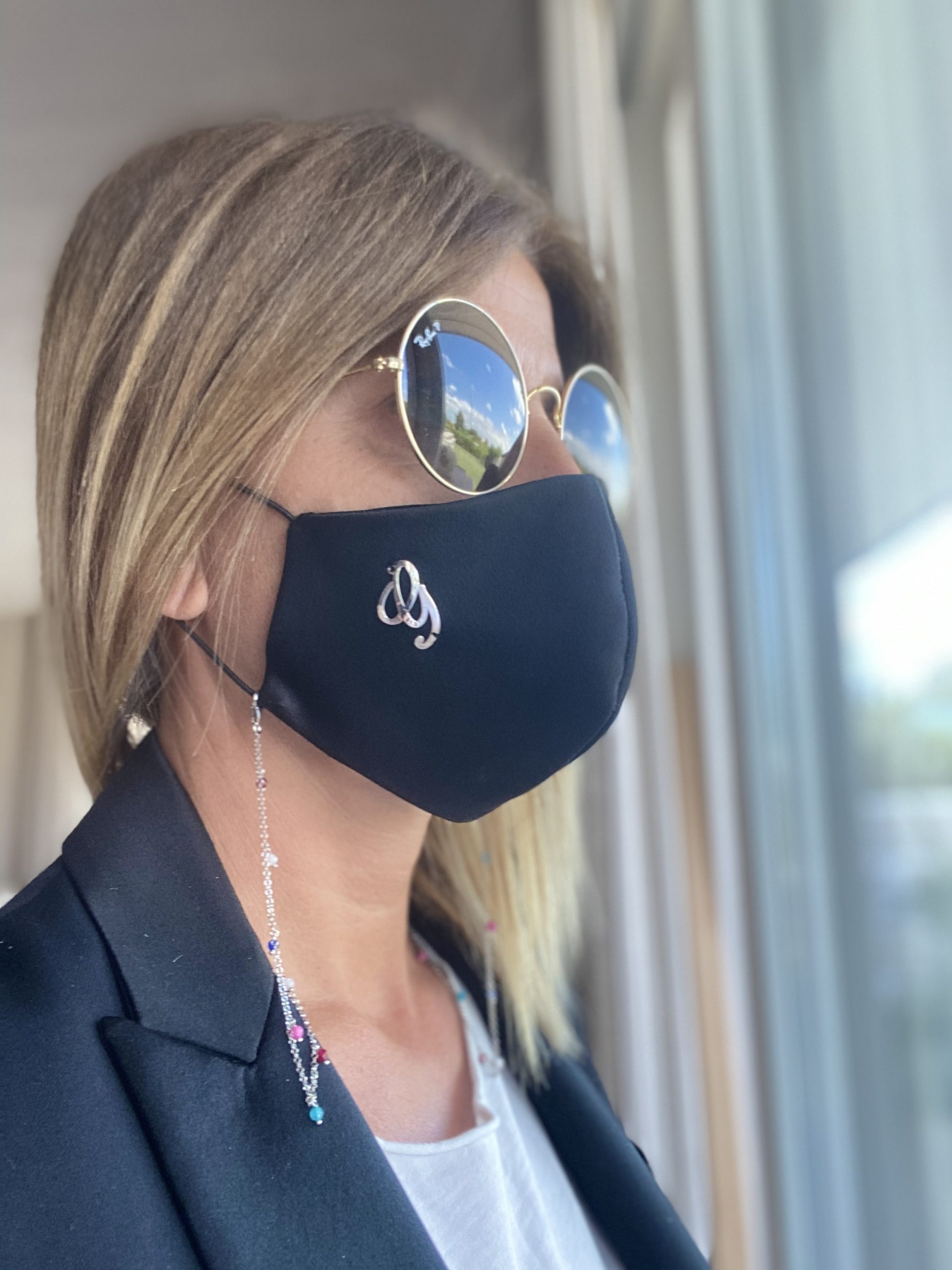 Mascherina in raso nero con iniziale e catena in argento con pietre e campanello (image for) Mascherina in raso nero con iniziale e catena in argento con pietre e campanello